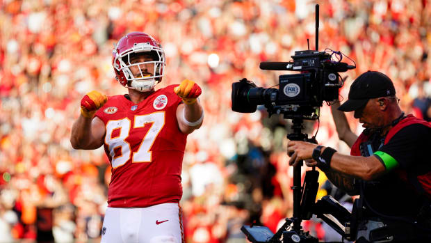 Chiefs' TE Travis Kelce celebrates his TD against the Bears